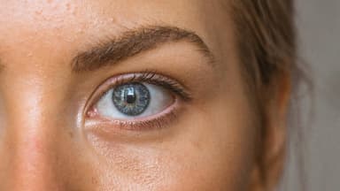 Gesicht einer Frau mit Permanent Concealer 