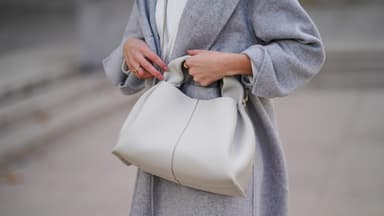 Frau trägt Tasche von Polène im Streetstyle.