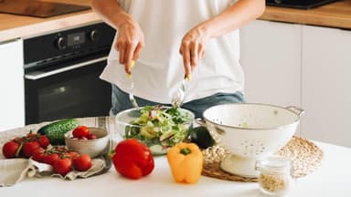 Frau bereitet Rezepte zum Abnehmen in den Wechseljahren vor