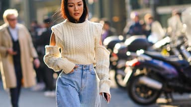 Frau trägt Jeans in Hufeisen-Form im lässigen Streetstyle.
