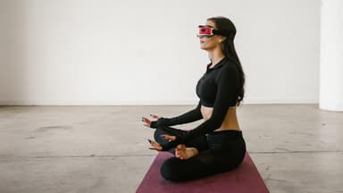 Frau macht VR Yoga