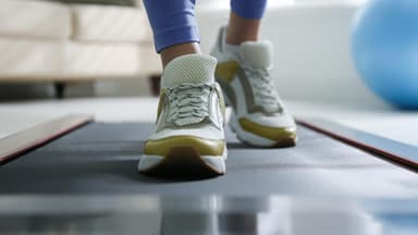 Frau geht auf Walkpad