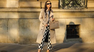 Frau kombiniert Ballerinas zum Trenchcoat