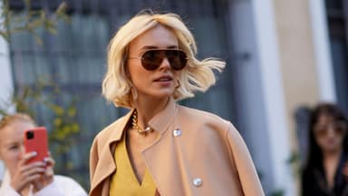 Frau trägt blonde Kurzhaarfrisuren