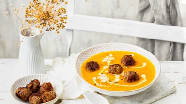 Cremige Möhrensuppe mit Hackbällchen