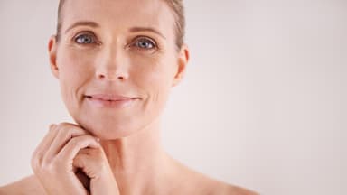 Frau trägt die beste DD-Cream im Gesicht
