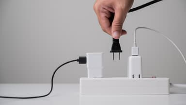 Elektrogeräte vom Stecker ziehen 