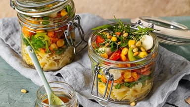Bunter Nudelsalat im Glas