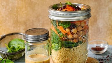 Couscous mit Spinat und Kichererbsen im Glas