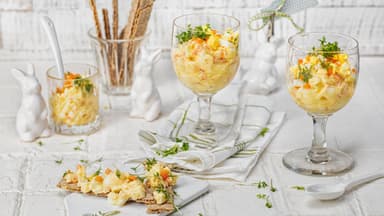 Eiersalat mit Möhren, Kurkuma und Kresse im Glas