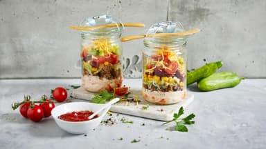 Geschichteter Hackfleischsalat im Glas