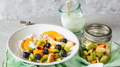 Obst und Joghurt in einer Schale