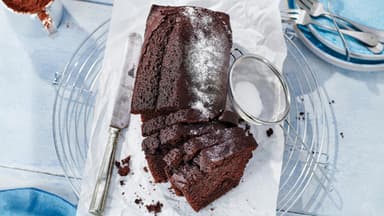 Schokoladen Kuchen mit Puderzucker
