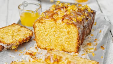 Orangenkuchen auf einem Tablett
