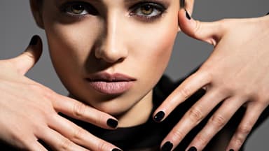 Frau mit "Onyx Nails"