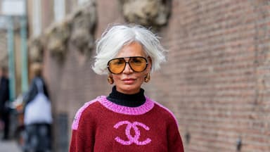 Frisuren ab 60 mit Brille 
