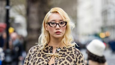 Frau trägt eine Brille 