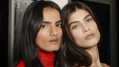 Frauen mit glänzendem Haar und natürlichem Make-up