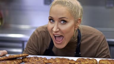 Janine Kunze backt Franzbrötchen