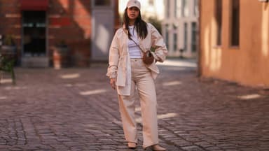 Frau in beigem Ton-in-Ton-Outfit