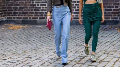 Frau trägt Jeggings und Blazer