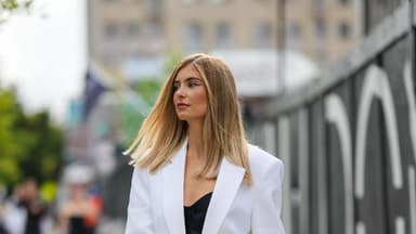 Frau mit glatten haaren 
