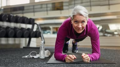 Frau macht Krafttraining im Alter