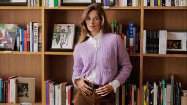 Frau in gestricktem Cardigan