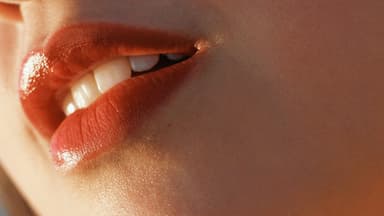 Frau mit Lip Tint von dm auf den Lippen