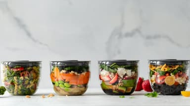 Verschiedene Dosen mit Meal Prep