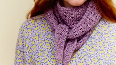 Frau trägt gestricktes Mini-Tuch
