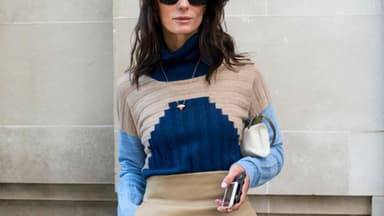 Frau mit Sonnenbrille trägt Mode ab 40
