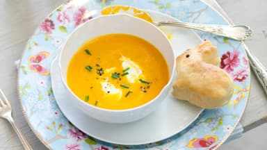 Möhrensuppe mit Osterdeko