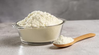 Proteinpulver in einer Glasschale