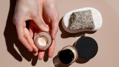 Frau sucht die richtige Concealer-Farbe