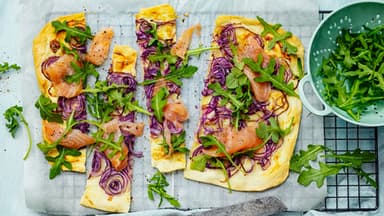 Schneller Flammkuchen mit Räucherlachs