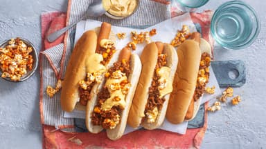 Sloppy Joe Hot Dogs mit Popcorn