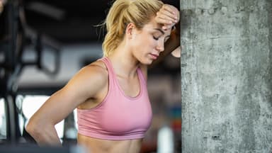Frau beim Sport hat Beschwerden