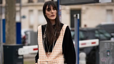 Frau im eleganten Dungaree-Streetstyle