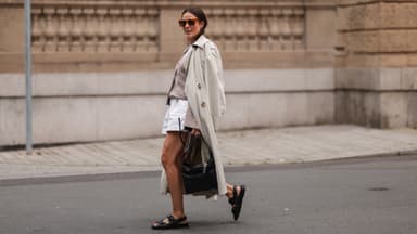 Frau in Ugg Sandalen