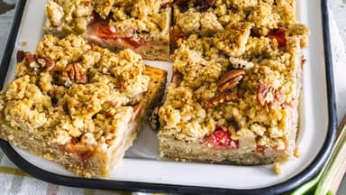 Veganer Rhabarberkuchen mit Streuseln 