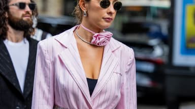 Fashion-Week-Besucherin mit Ansteckblume als Halsschmuck