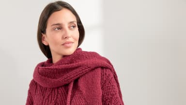 Model mit ausgefallenem Pullover von Lana Grossa