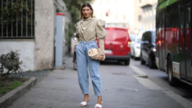 Aylin Koenig trägt Barrel Jeans im Streetstyle