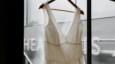 Brautkleid mit Spitze an einem Bügel
