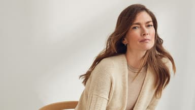 Model in gestricktem Zickzack-Cardigan von Lana Grossaa