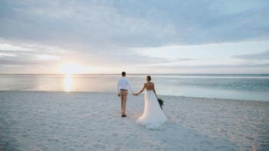Braut und Bräutigam bei einer Elopement Hochzeit am Strand
