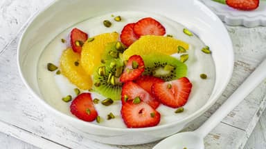 Frühstücks-Grießbrei mit Skyr und Obst