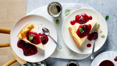 Tofu-Käsekuchen mit Beerensauce