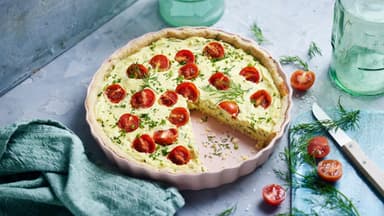 Zucchini-Quiche mit Tofu und Tomaten
